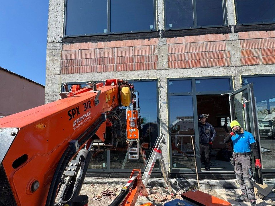 Montaż okien żurawiem SPX 312 przez ekipę Budoplast